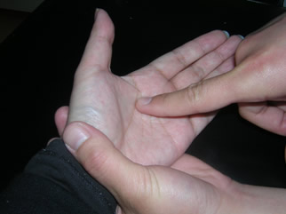 盲ろう者の手の平にあなたの人差し指で文字を書きます。